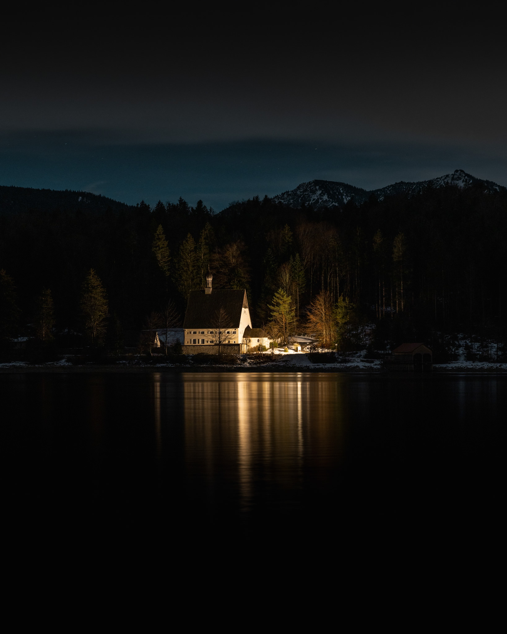 Nacht, Walchensee, Haus, Kirche, Kapelle, Kloster, Leuchten, Lampe, dunkel, Berge, Wasser, Bayern